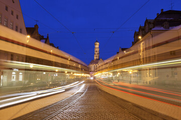 Fototapeta na wymiar StraßenbahAugsburg St. Ulrich zur blauen Stundenen in Augsburg