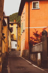 Uliczka kolorowa Włochy Alpy