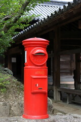 赤い古いポスト