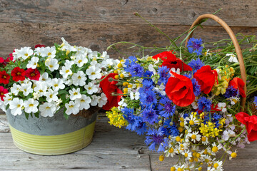 Wildblumenstrauss rustikal vor Holzhintergrund