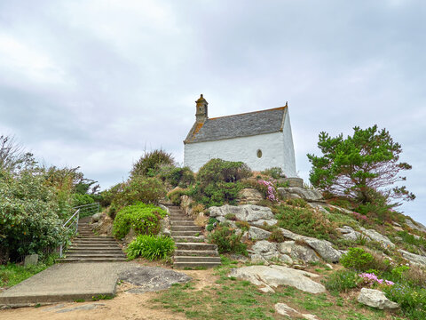 une petite chapelle sur une colline au bord de la mer