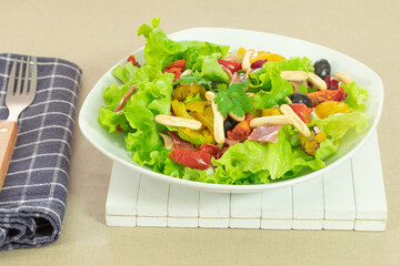 salade composée au jambon et légumes grillés