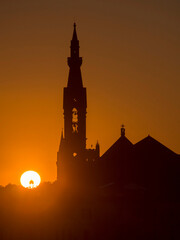 Naklejka premium Italia, Toscana, Firenze, il campanile della chiesa di Santa Croce con ilsole al tramonto.