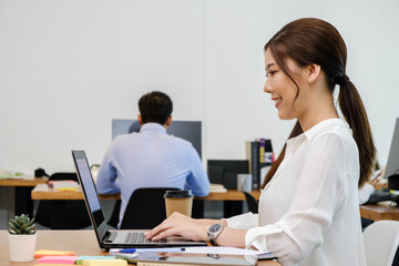 Obraz premium Smart beautiful Asian woman work in office