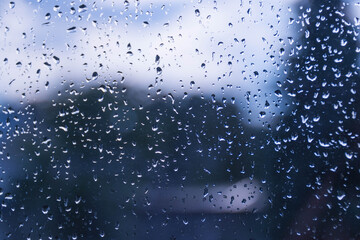 Szyba okienna pokryta kroplami deszczu. - obrazy, fototapety, plakaty
