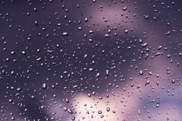 Szyba okienna pokryta kroplami deszczu. - obrazy, fototapety, plakaty