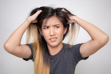 Fototapeta premium Asian women have itchy scalp, hair loss when combing their hair. Scalp health problems