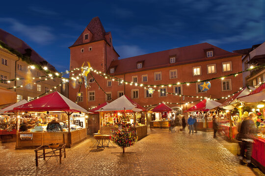 Weihnachtsmarkt Lucrezia Markt Regensburg zur blauen Stunde