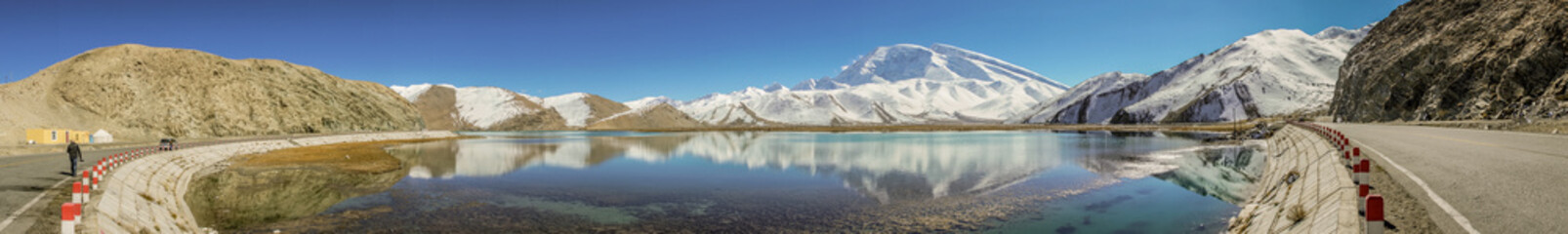 Fototapeta na wymiar Karakul Lake with Mutztagh Ata Xinjiang China 
