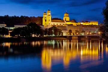 Fototapeta na wymiar Stephans Dom Passau mit spiegelung zur blauen Stunde