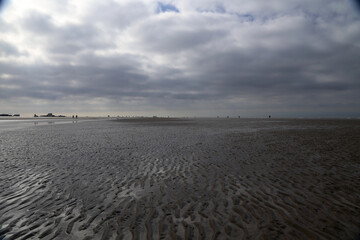 Wattenmeer, Strand bei Ebbe and der Nordsee Küste bei Sonnenschein