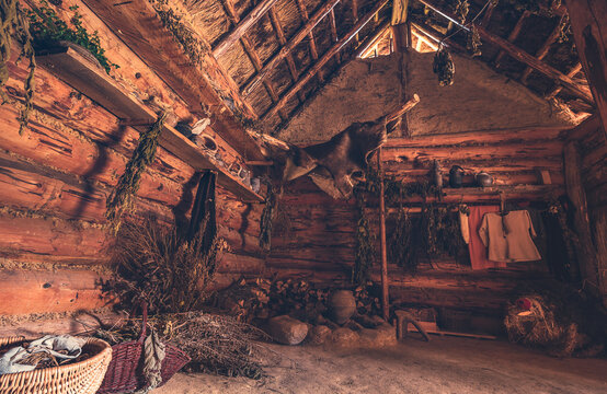 Nahaufnahme einer alten H&uuml;tte im Mittelalter. Alte Fischerh&uuml;tte und Holzh&uuml;tte mit Gew&uuml;rzen und T&ouml;pfen in Nahaufnahme in angenehmen Ambiente. Evil Dead Cabin in the Woods.