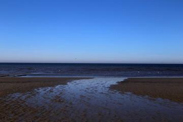 Wattenmeer, Strand bei Ebbe and der Nordsee Küste bei Sonnenschein