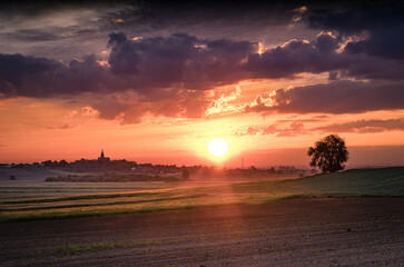 Fototapeta premium panorama z polami i kościołem wiejskim na wzgórzu