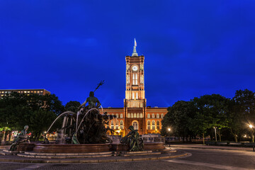 Naklejka premium Rathaus Berlin mit Neptunbrunnen zur blauen Stunde