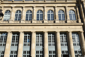 Fototapeta na wymiar Façade à colonnes gare du Nord à Paris, France