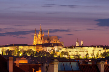 Blick über die Karlsbrücke auf St. Vitus Kirche auf Burg Hradschin in Prag bei Sonnenuntergang
