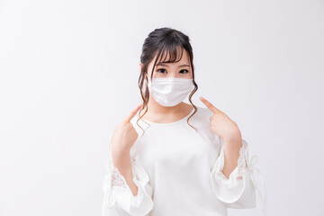 	マスクを着用する清潔感のある女性