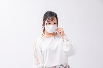 	マスクを着用する清潔感のある女性