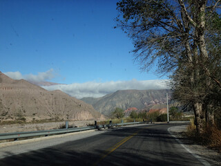 montañas en el camino en el norte argentino