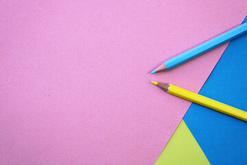 Crayons et papiers colorés pastels avec espace vide pour du texte