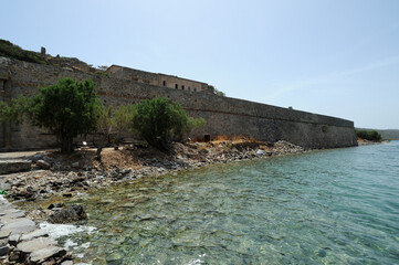 Flanc de Perino de la forteresse de Spinalonga à Élounda près d'Agios Nikolaos en Crète