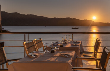 Obraz premium Romantic seafood restaurant by the ocean