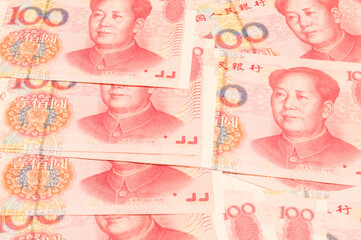 One hundred yuan banknotes are spread out on the table.