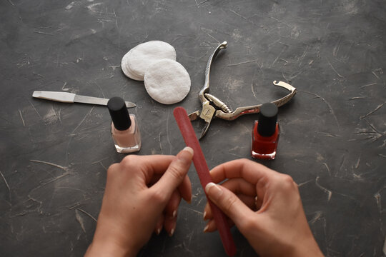 Utensilios para realizar manicura, limado de u&ntilde;as