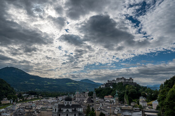 Fototapeta na wymiar Dramatische Wolkenstimmung über der Salzburger Altstadt