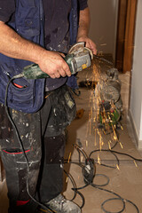 Obrero trabajando con la radial.