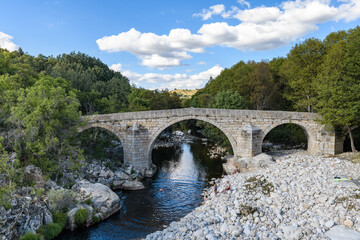 Fototapeta na wymiar romanic bridge over the tormes river in the province of avila in the town of navalonguilla