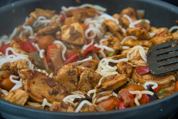 Hühnchenpfanne mit Gemüse in Black Pepper Soße und mit Konjak Nudeln