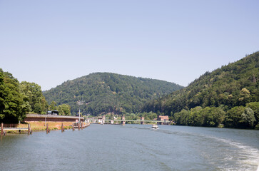 weitblick auf die landschaft entlang des neckar in heidelberg deutschland