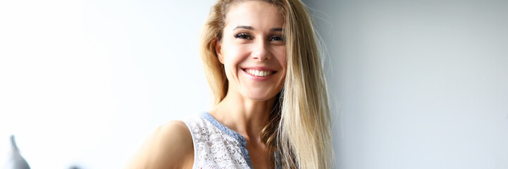 Naklejka premium Lady on music lesson