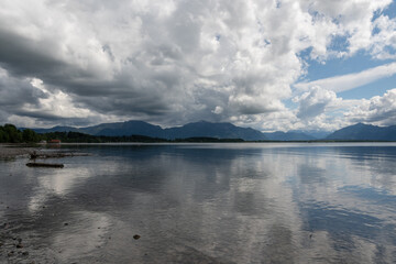 Spiegelungen Chiemsee mit Bergen , Himmel und Wolken