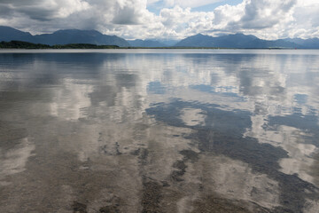 Spiegelungen Chiemsee mit Bergen , Himmel und Wolken