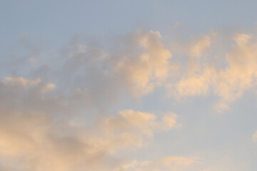 青空と夕日に色づく雲