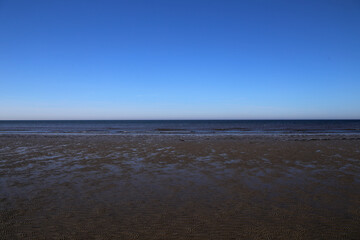 Strand an der Nordsee bei blauen Himmel in der nähe von St. Peter Ording