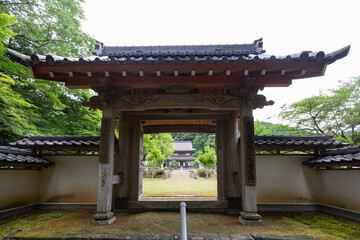 Fototapeta premium 天寧寺 山門 -明智光秀と弥兵次秀満の諸色免許等を与えられた文章が残る古刹-