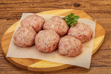 Raw turkey meatball for cooking