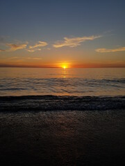 Atardecer naranja en Punta del Este uruguay a orillas del mar