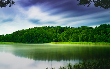 See im Naturschutzgebiet bei Neuruppin in der Ruppiner Schweiz am Abend mit copy space
