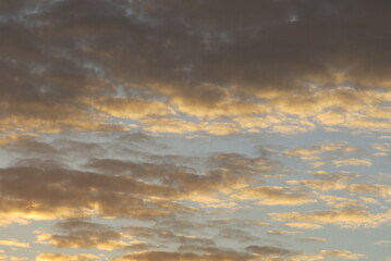 arriere plan de nuages en plein coucher de soleil, golden hour