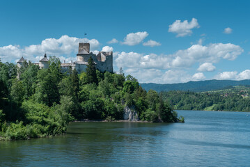 Fototapeta na wymiar Old polish castle Niedzica on shores of Lake Czorsztyn in Pieniny Mountains