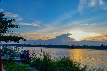 Fototapeta na wymiar sunset on the river barito kahayan mahakam 