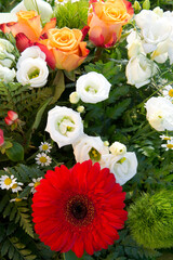 Bouquet con fiore rosso