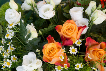 Obraz na płótnie Canvas Bouquet di fiori con rose arancioni