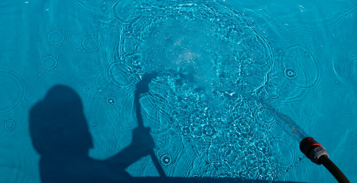 Kind mit Wasserschlauch