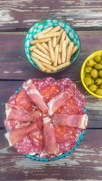 Tapeo de Chorizo, Salchichon, Jam&oacute;n Serrano, aceitunas y Piquitos